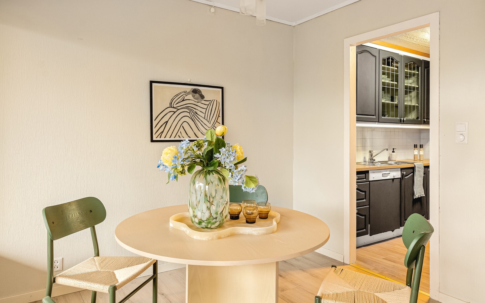 Kjøkkenet har en naturlig tilknytning til stuen. Galleribilde