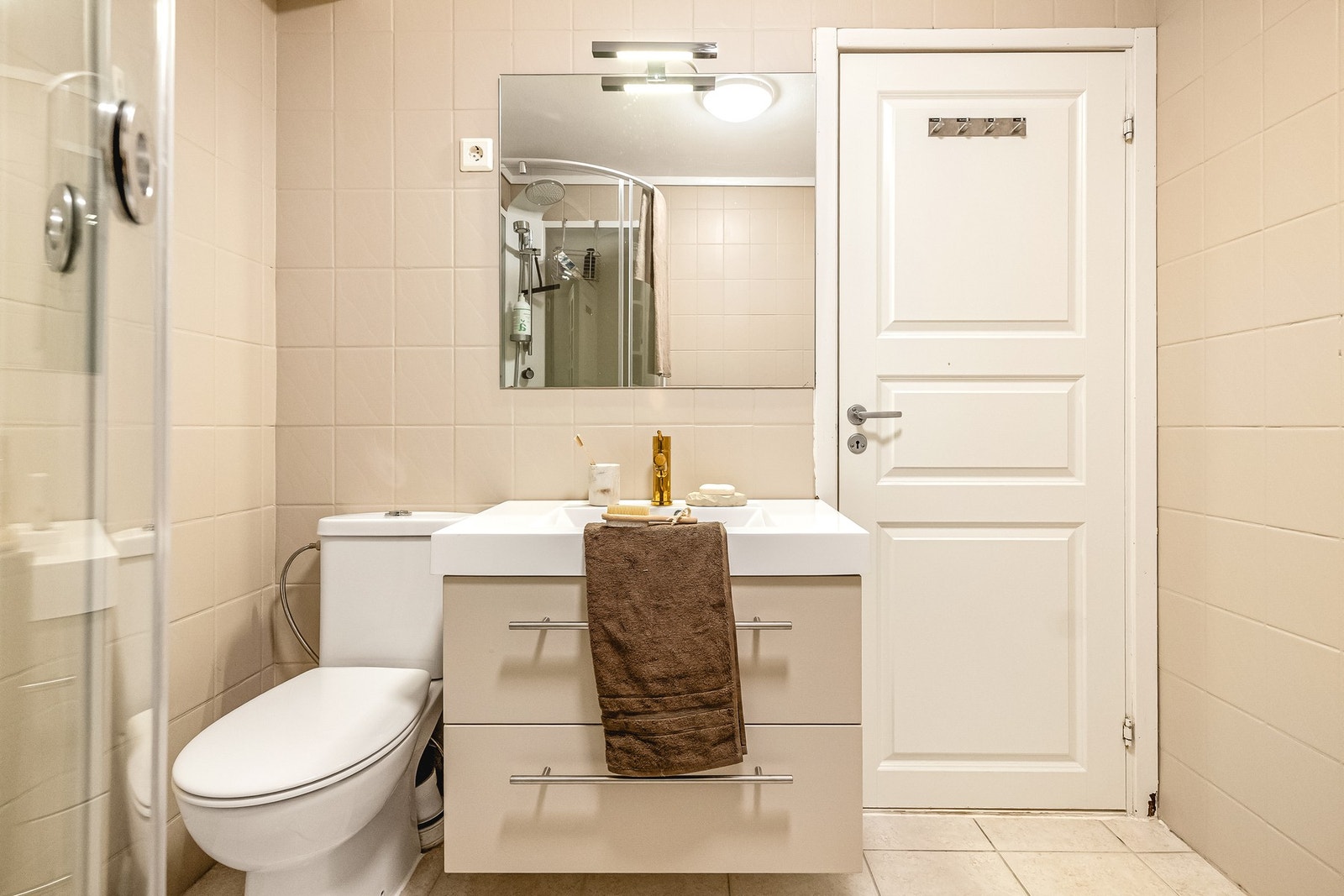 Badet måler 4,5 m² og er helfliset med varmekabler i gulvet. Galleribilde