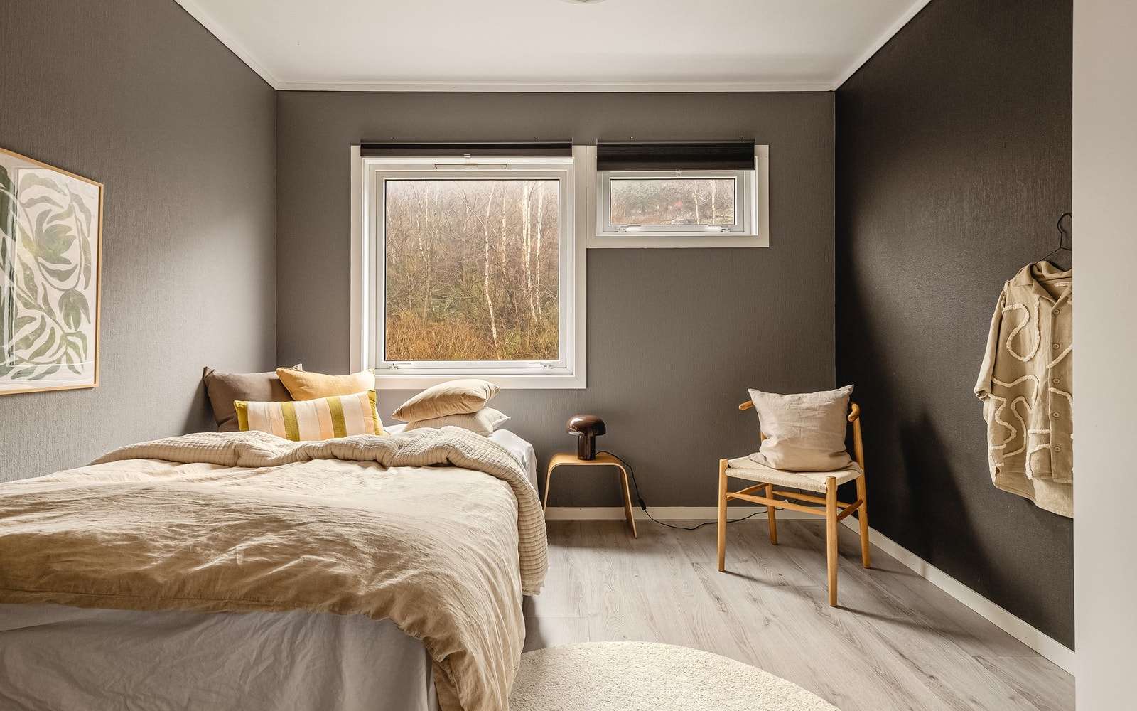 Videre ned gangen finner man to øvrige soverom på henholdsvis 10,2 m² og 9,7 m². Galleribilde