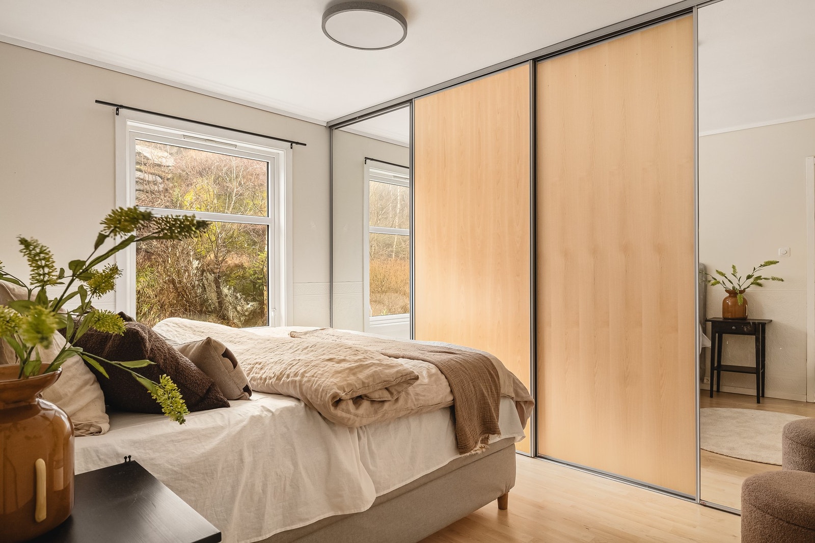 Til venstre for inngangen ligger hovedsoverommet på 13,7 m². Galleribilde