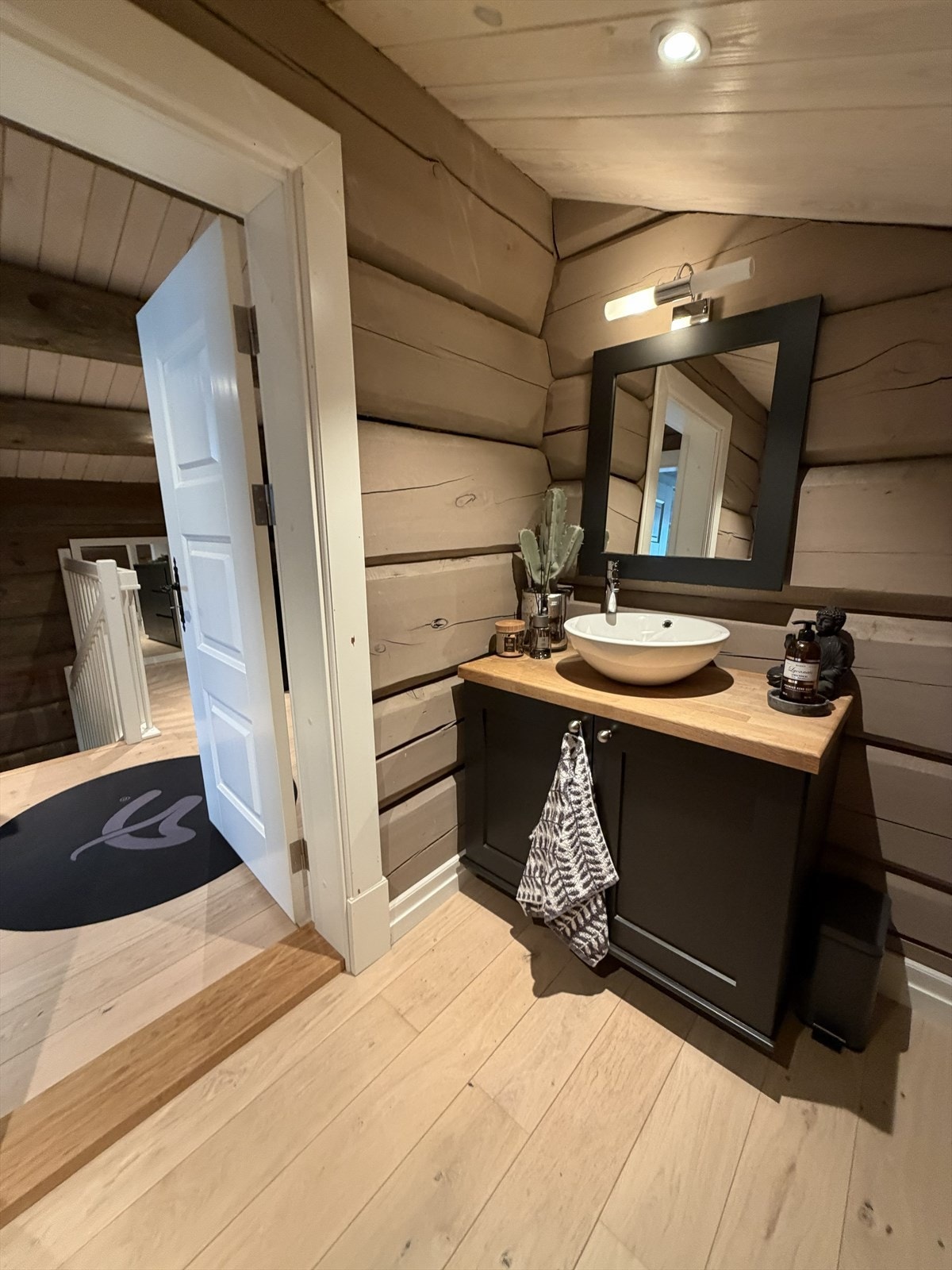 Her finn ein og eit wc-rom med toalett og servant med innreiing. Galleribilde