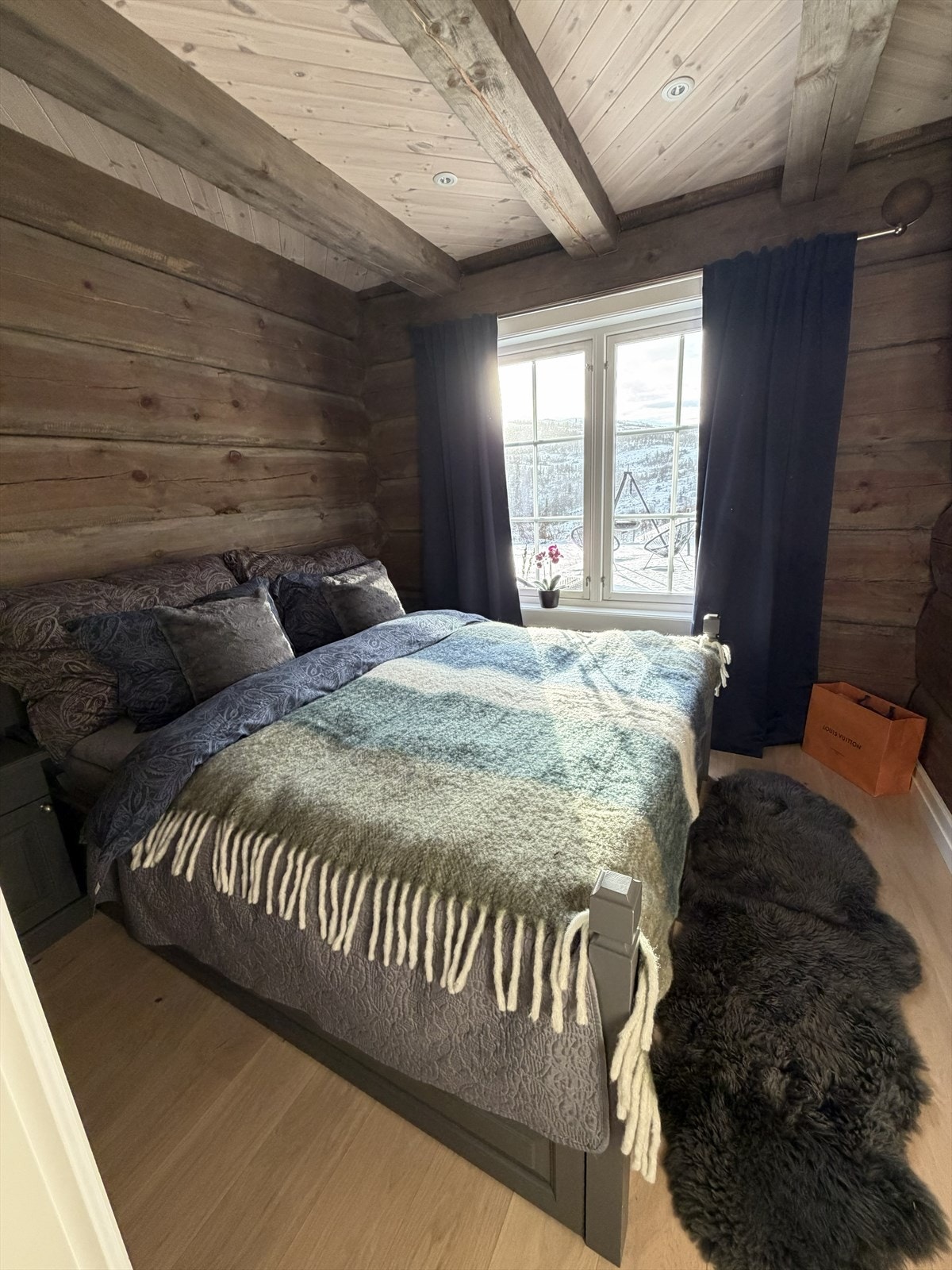 Stort hovudsoverom med god plass til dobbeltseng og garderobe. Galleribilde