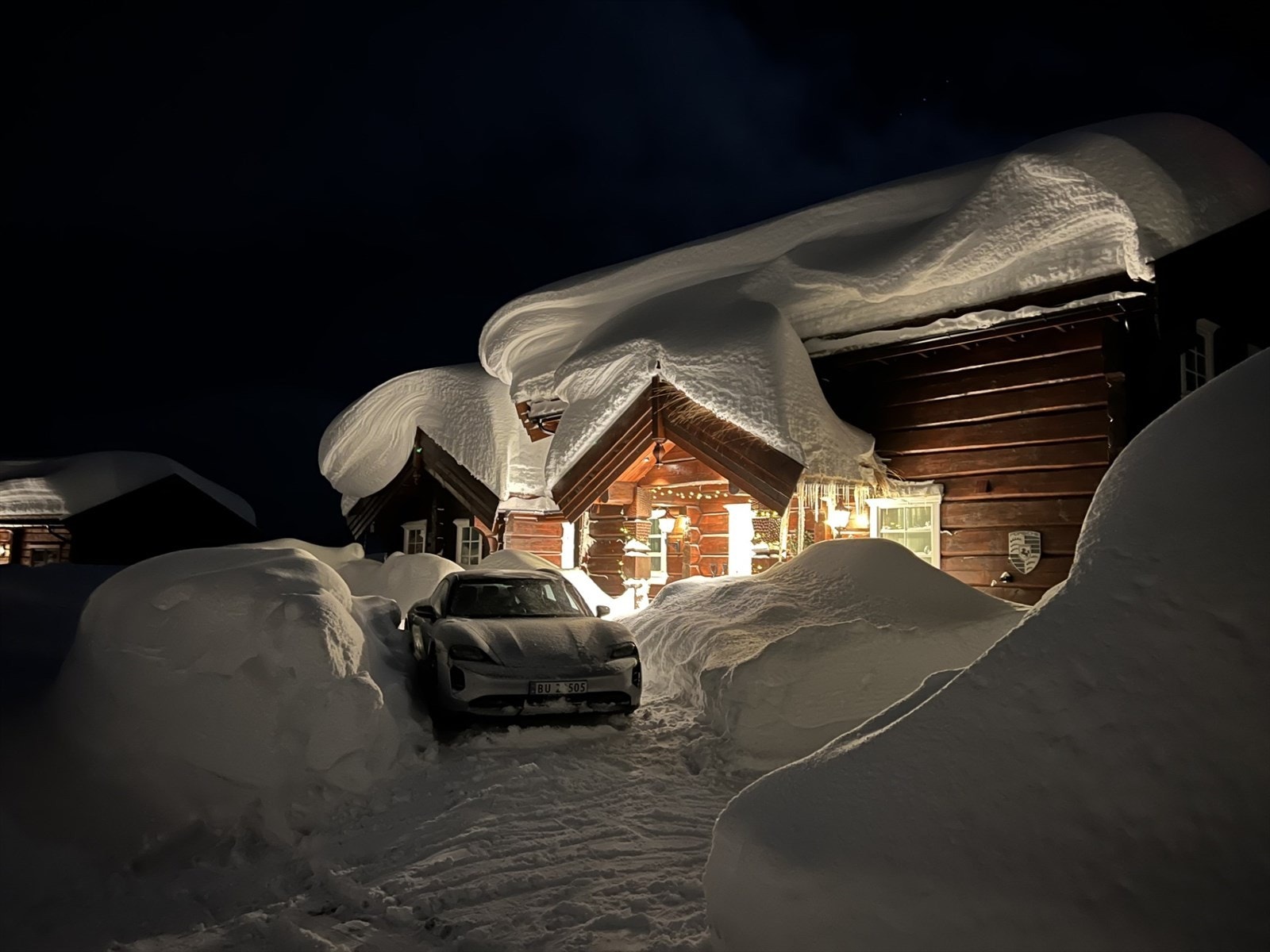 Hytta ligg i eit snørikt område med kilometervis med preparerte skiløypar og mange nedfartar. Galleribilde