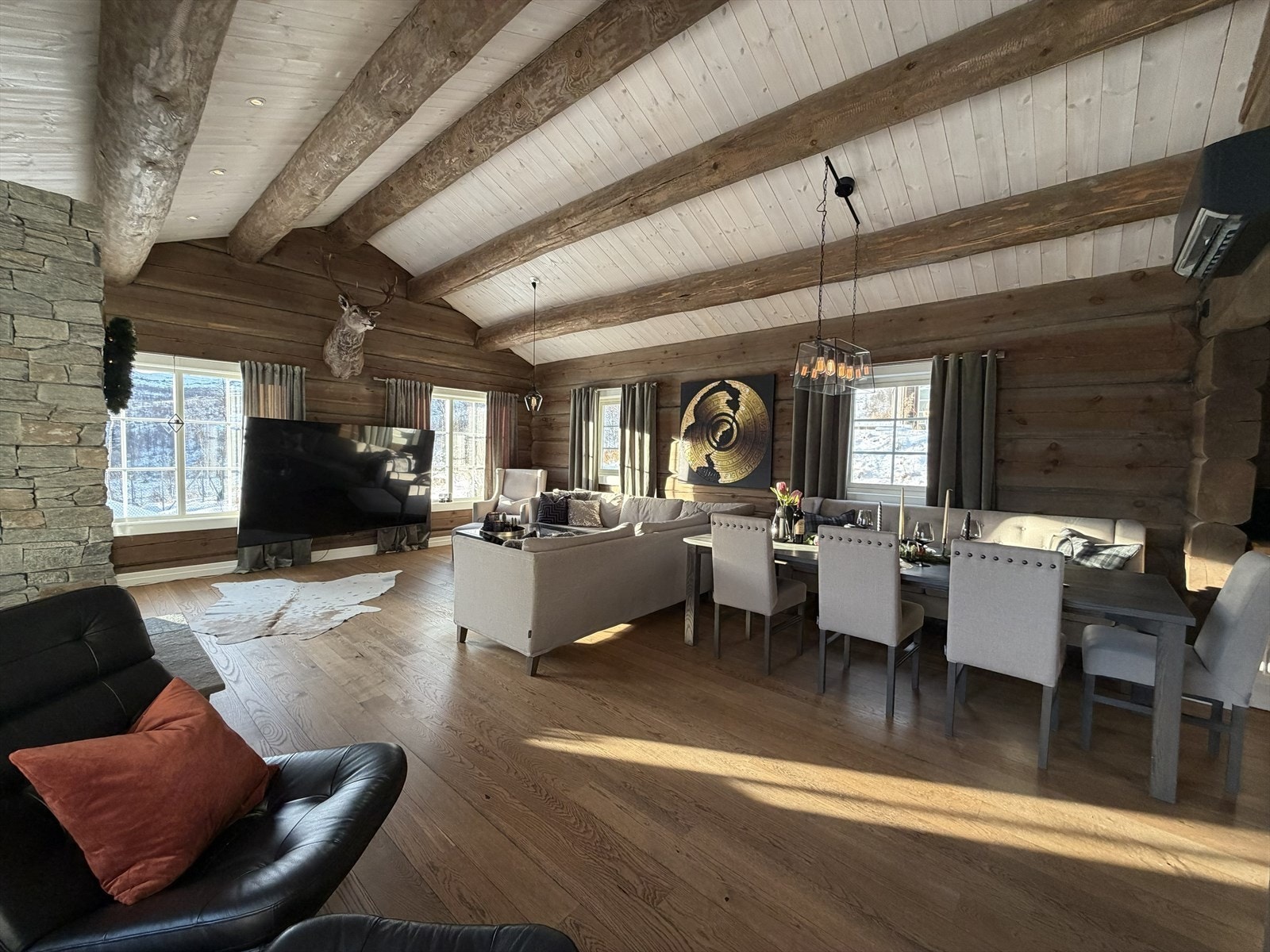 Stova har god plass til både sofakrok og spisebord. Galleribilde