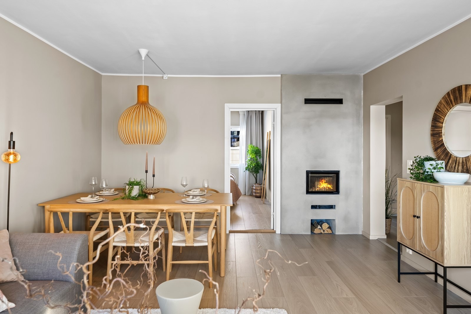 Lun stue med peis som skaper en varm og hyggelig atmosfære. Galleribilde