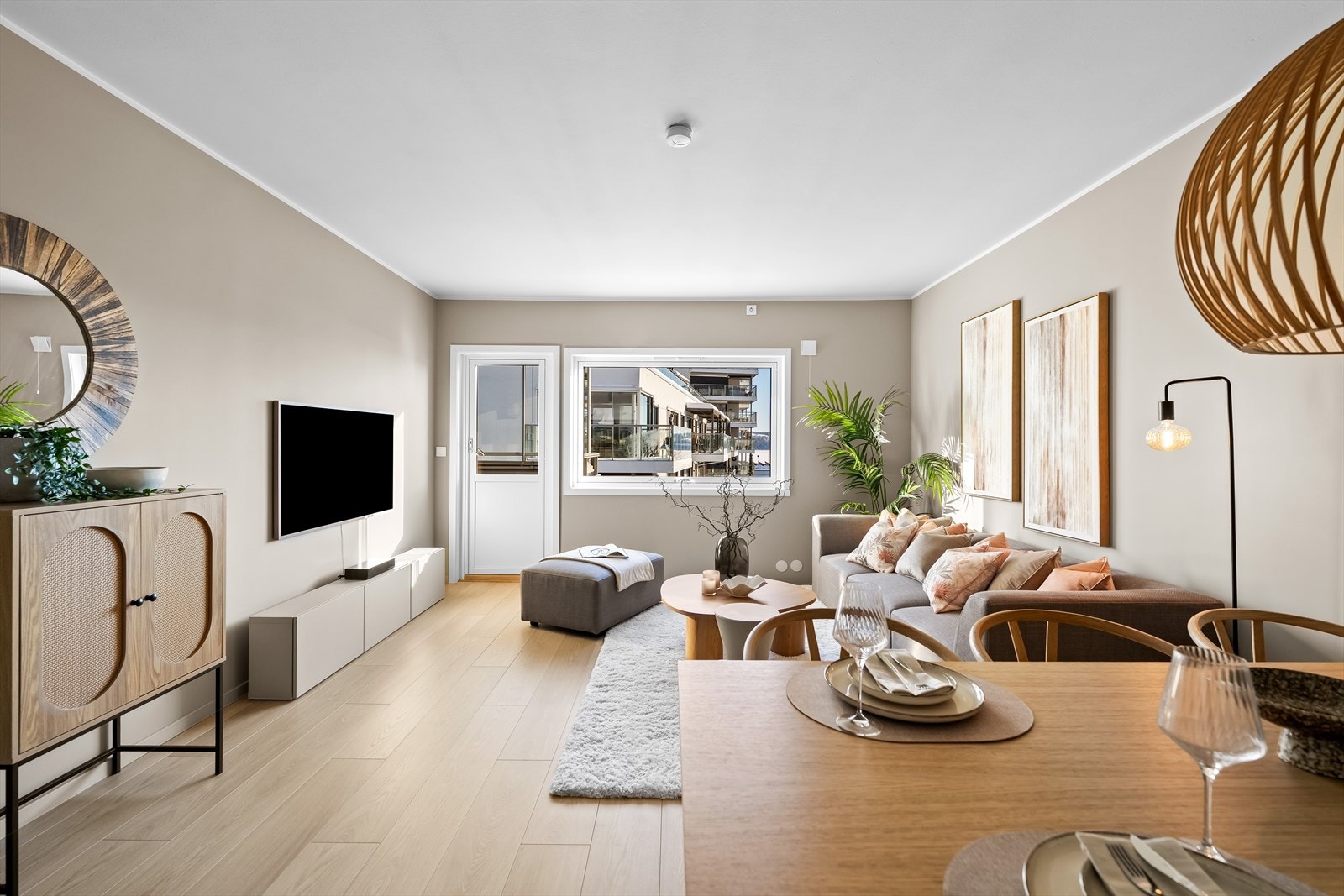 Leiligheten ligger i 3. etasje og består av entré, gang, bad/vaskerom, to soverom, kjøkken og stue med utgang til innglasset balkong. Galleribilde