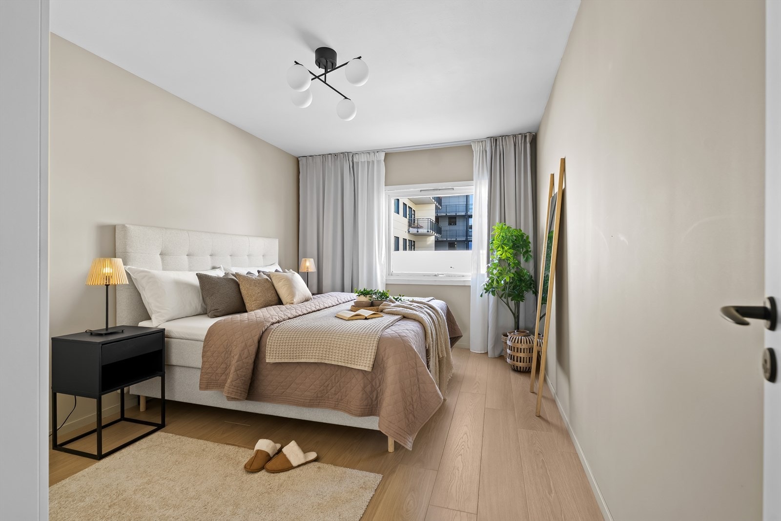 Romslig og delikat hovedsoverom med plass til stor dobbeltseng og tilhørende møblement Galleribilde