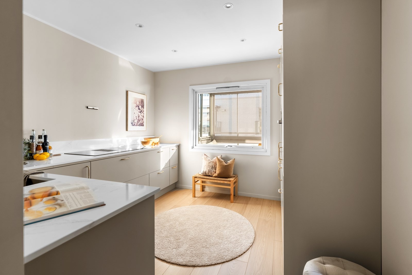 Den gjennomgående planløsningen gir god med naturlig lys i boligen. Galleribilde