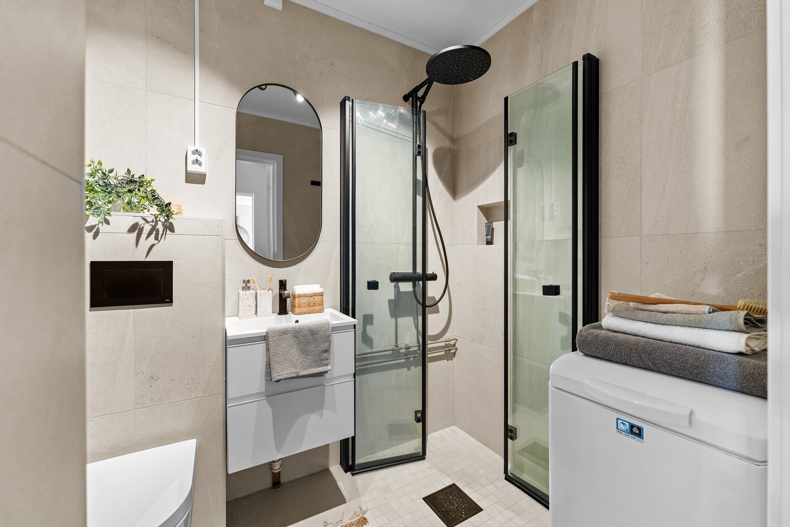 Badet ble pusset opp i 2022 med nye overflater og elektriske varmekabler med termostat. Galleribilde