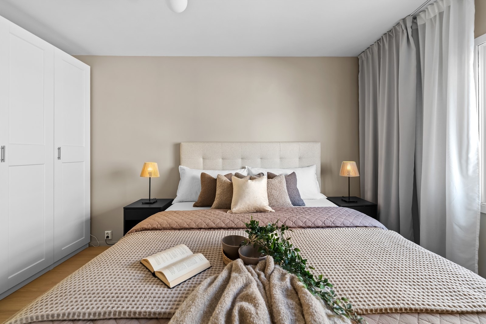 Stort garderobeskap som gir gode oppbevaringsmuligheter. Galleribilde