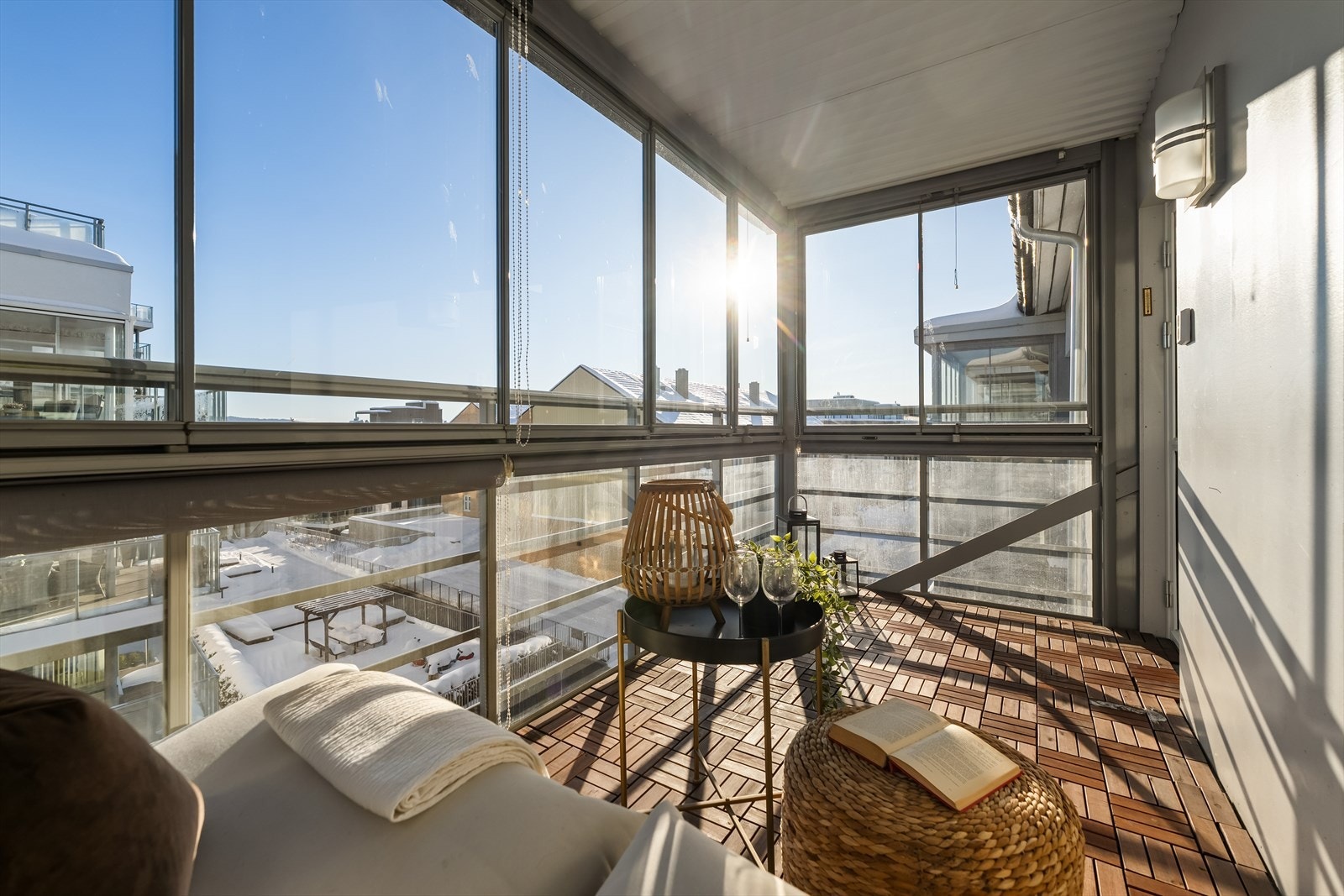 Stor innglasset balkong med gode solforhold og flott utsikt med Mjøsglimt. Galleribilde