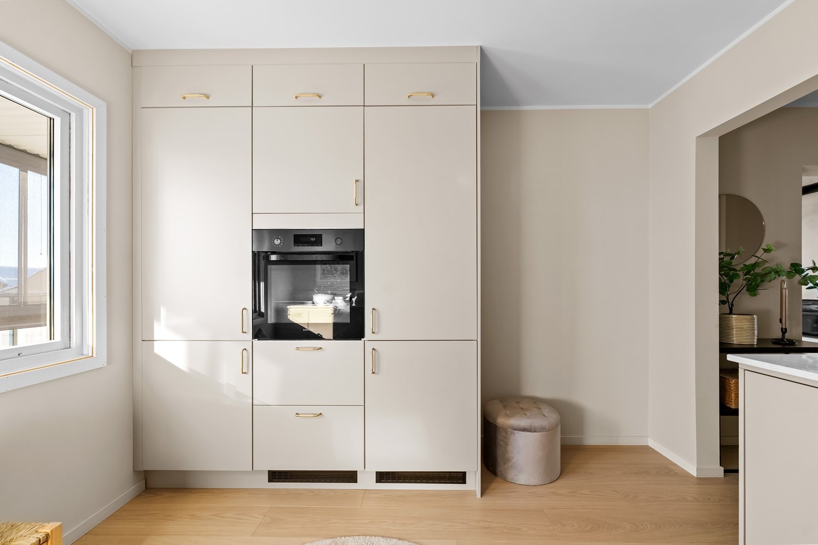 Kjøkkenet er utstyrt med integrert kjøl/frys, oppvaskmaskin, stekeovn og platetopp. Galleribilde