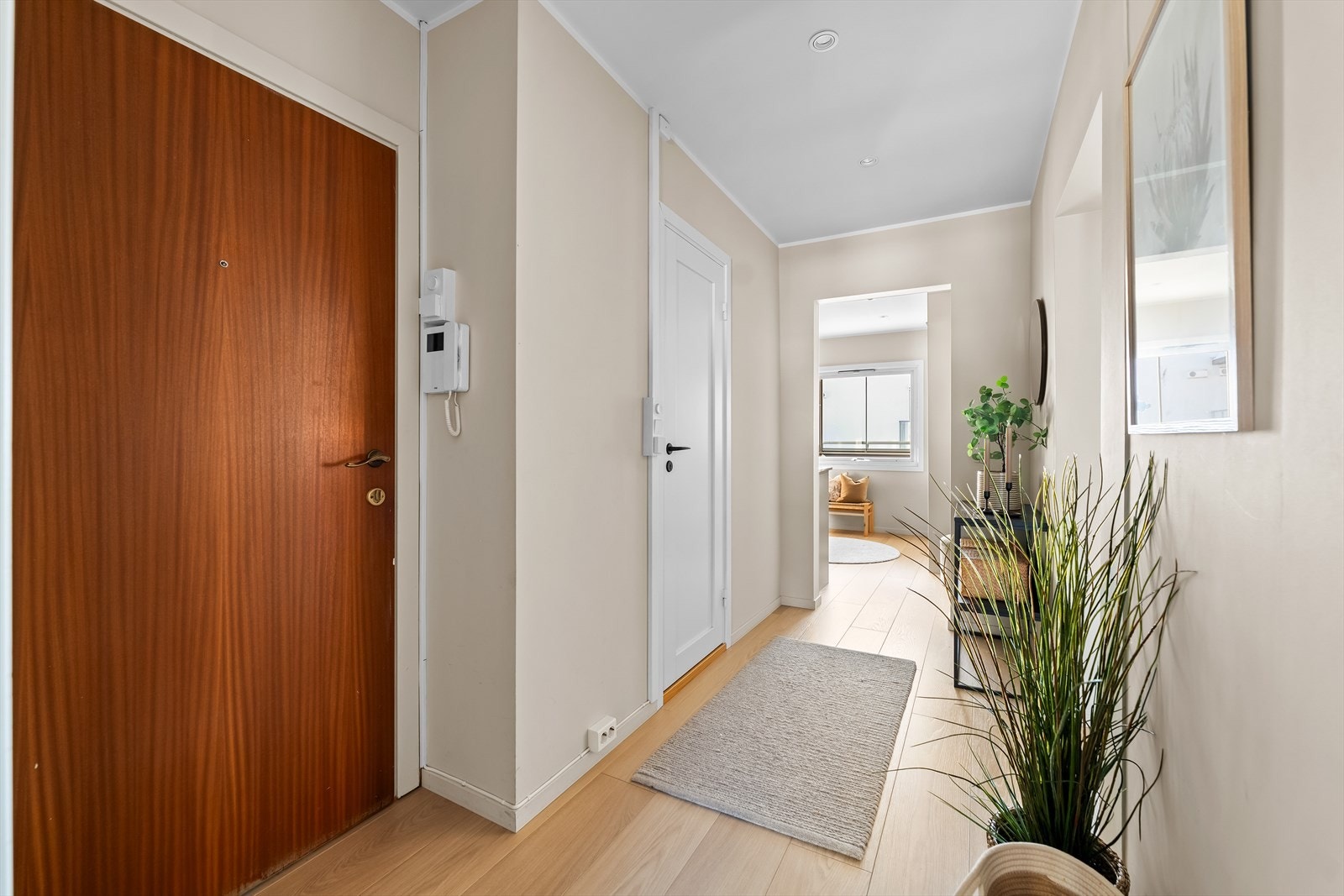 Lys og innbydende entré - Leiligheten disponerer tre eksterne boder som gir ytterligere lagringsmuligheter. Galleribilde