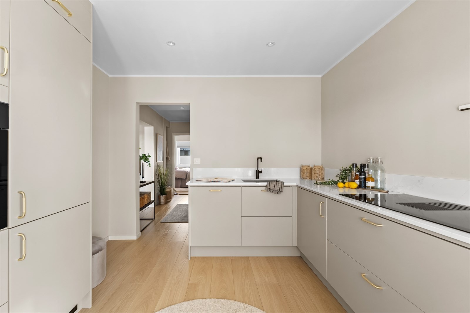 Moderne kjøkken med romslige benkeflater og praktiske løsninger. Galleribilde