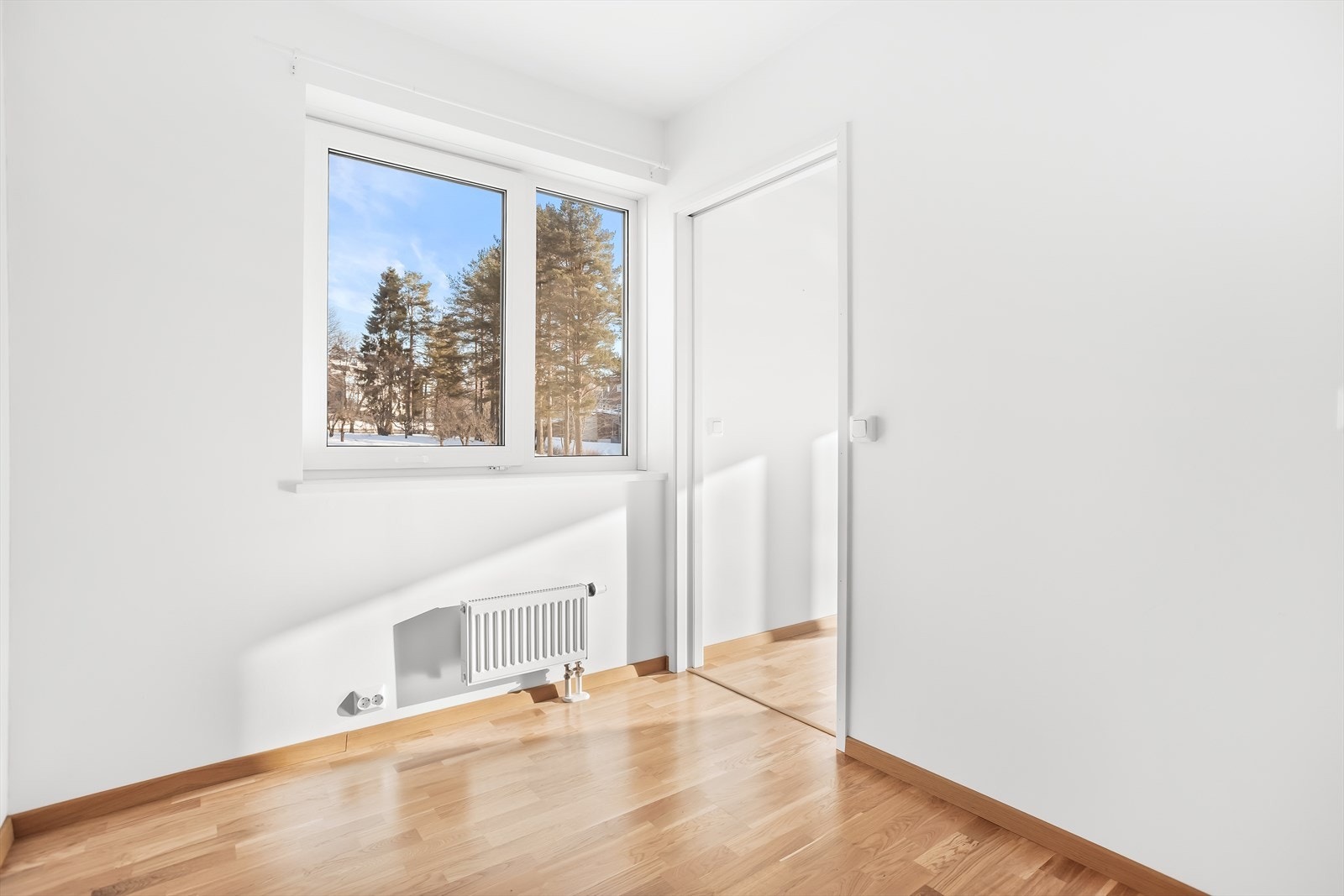 Her er det plass til seng, tilhørende nattbord og garderobeløsning. Galleribilde