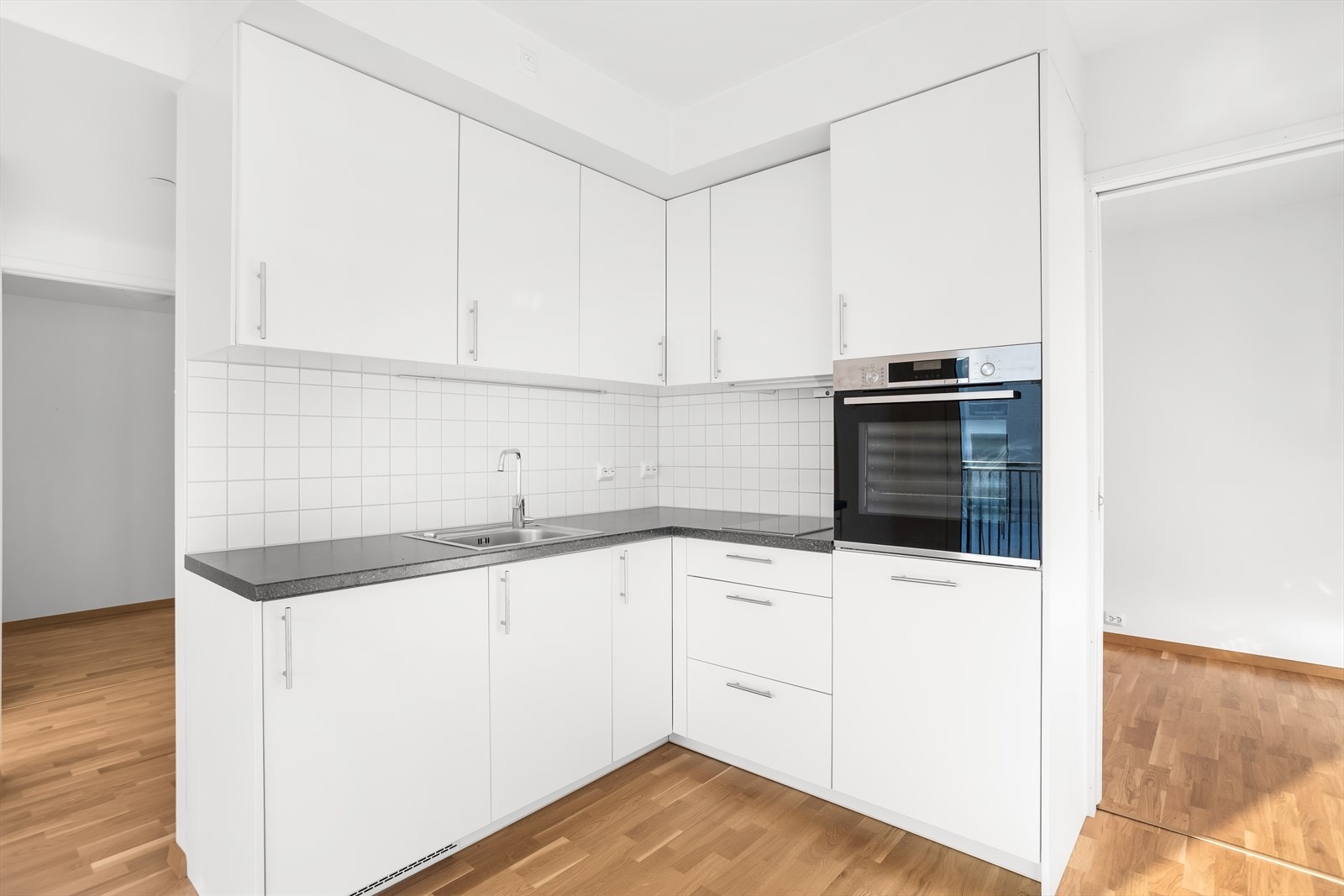 Leiligheten holder en høy standard fra 2019 med lyse overflater, vannbåren varme og balansert ventilasjon. Galleribilde