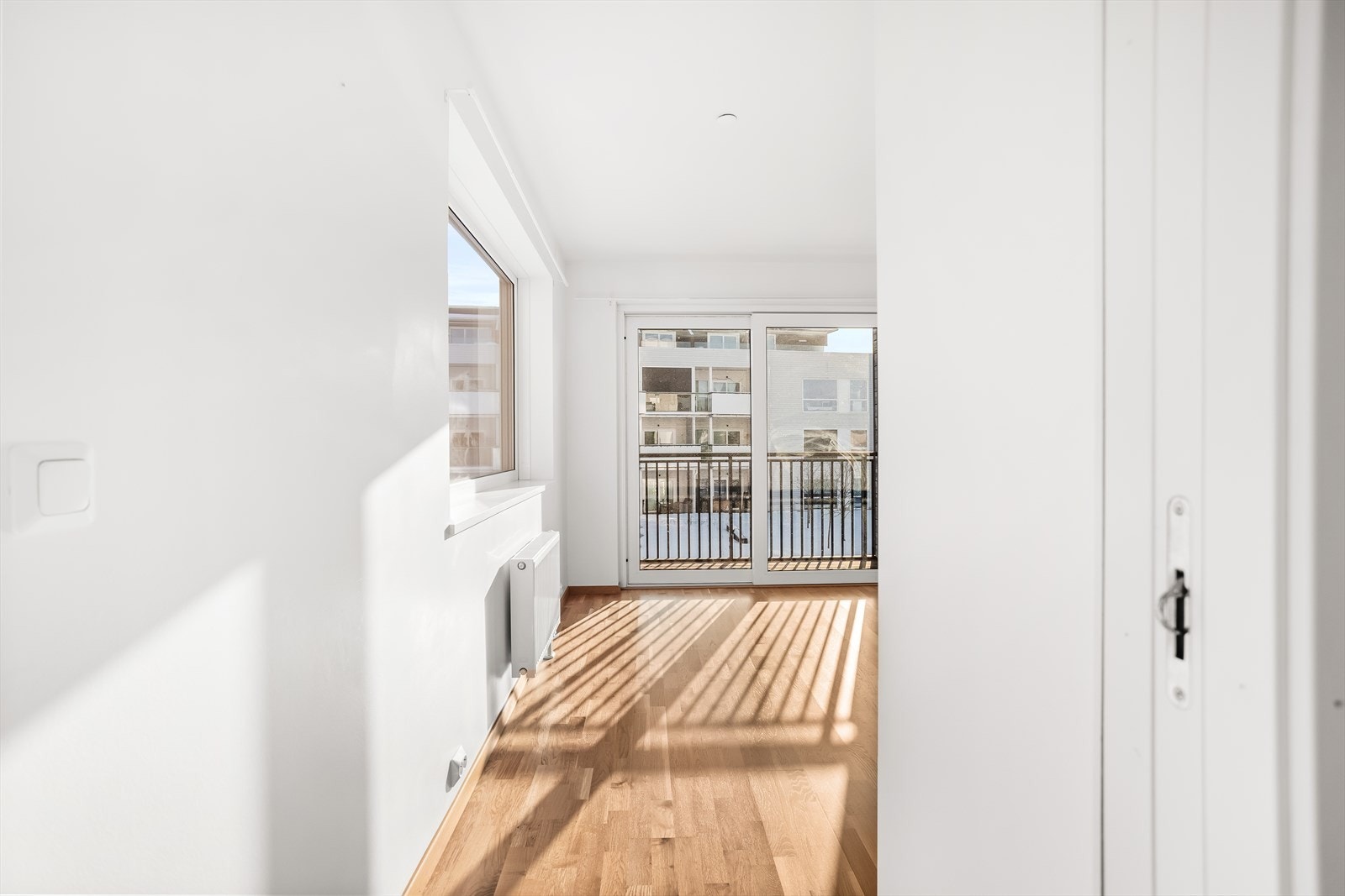 Leiligheten har store vindusflater som slipper inn rikelig med naturlig lys. Galleribilde