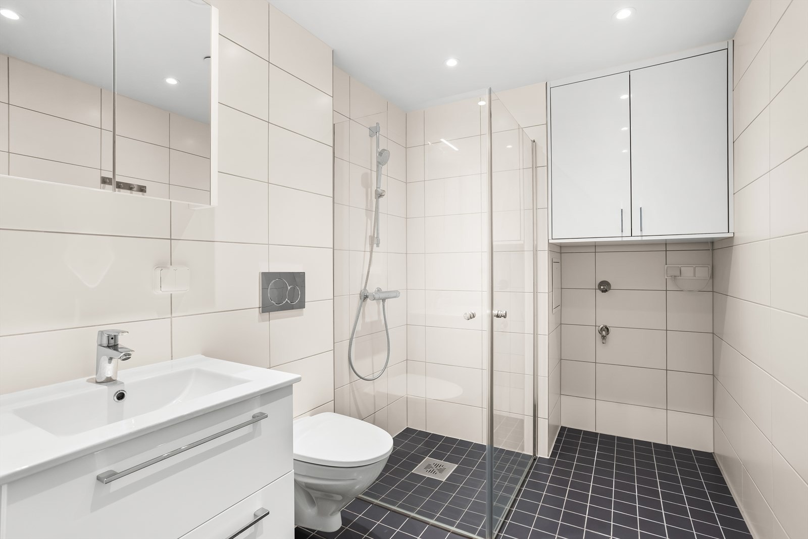 Moderne, flislagt bad fra 2019 med varme i gulvet for ekstra komfort. Galleribilde