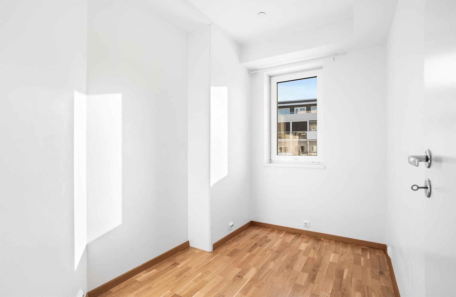 Det er etablert et ekstra rom ved at det er satt opp en lettvegg i stue-/kjøkkenarealet. Galleribilde