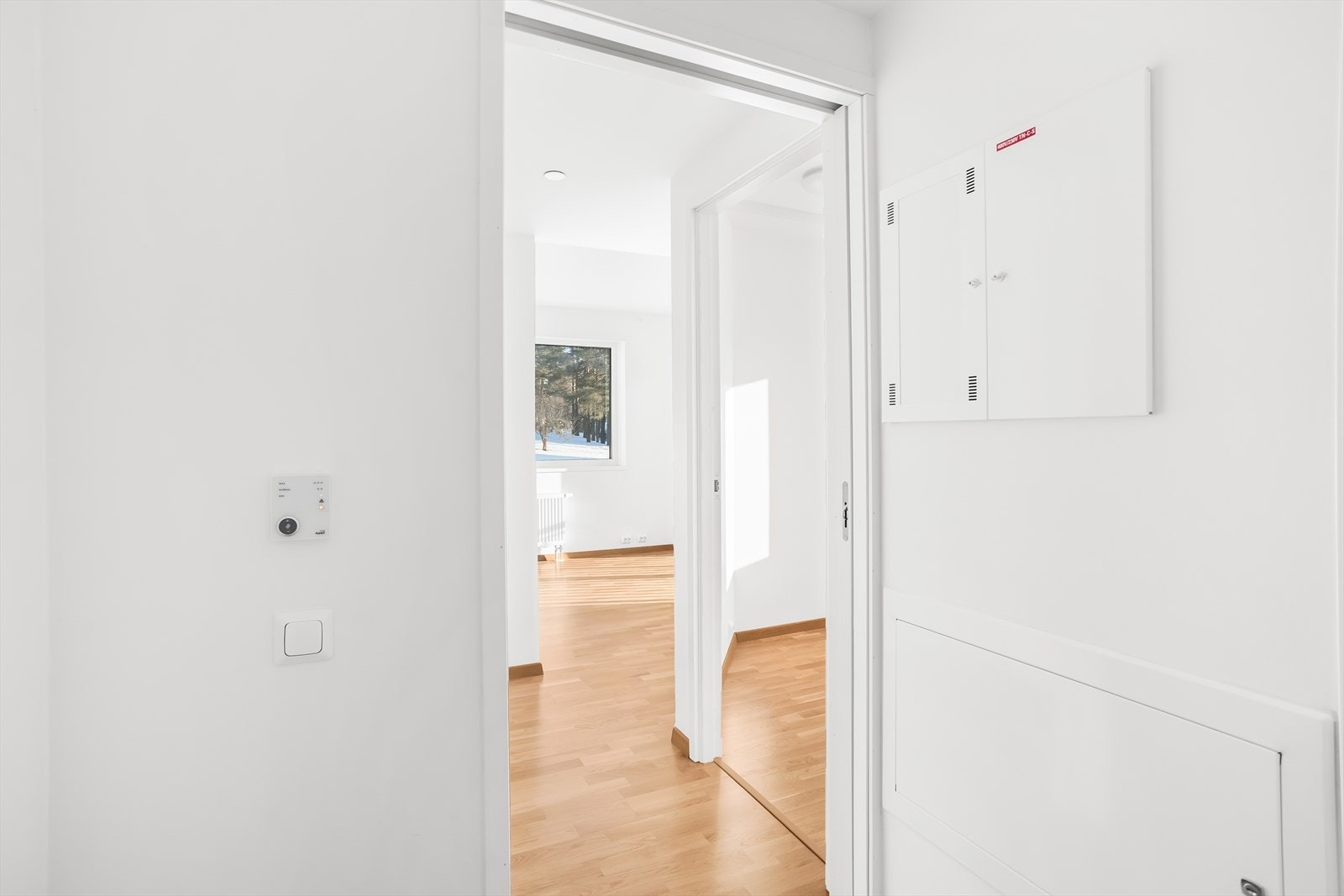 Innbydende entré med plass til oppheng av yttertøy og til å sette fra seg sko. Galleribilde