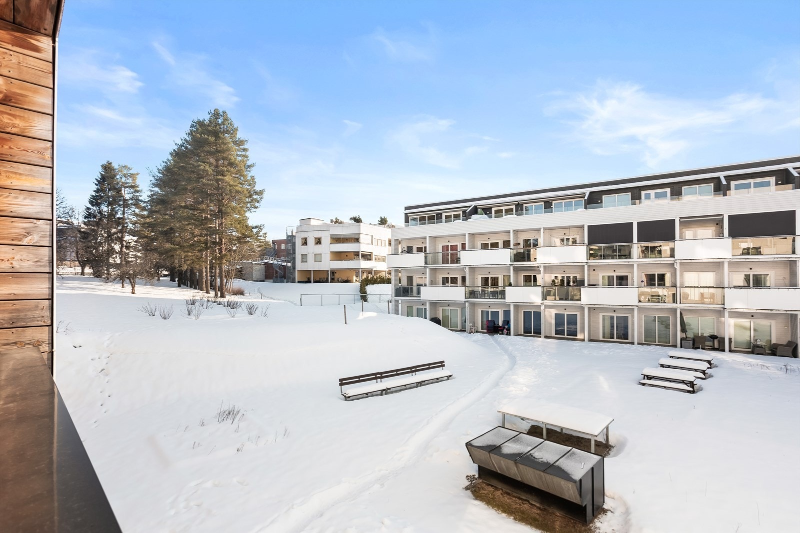 Uteplassen vender mot sameiets felles grøntarealer. Galleribilde