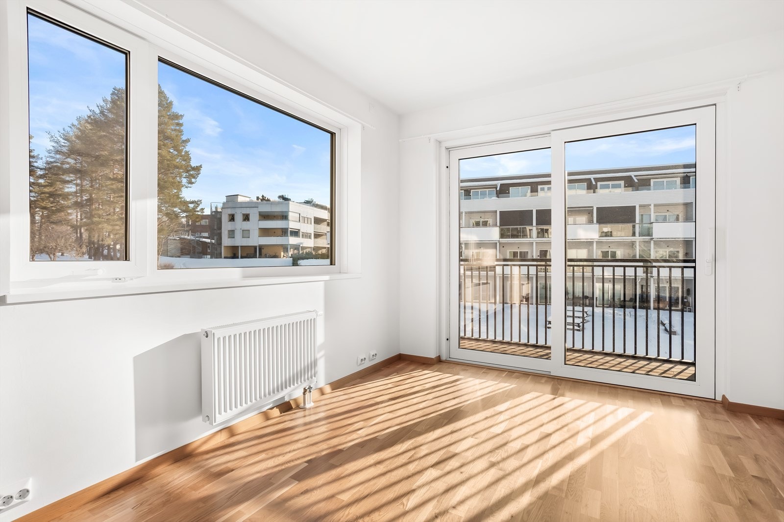 Leiligheten varmes opp med fjernvarme via vannbåren varme til radiatorer. Galleribilde