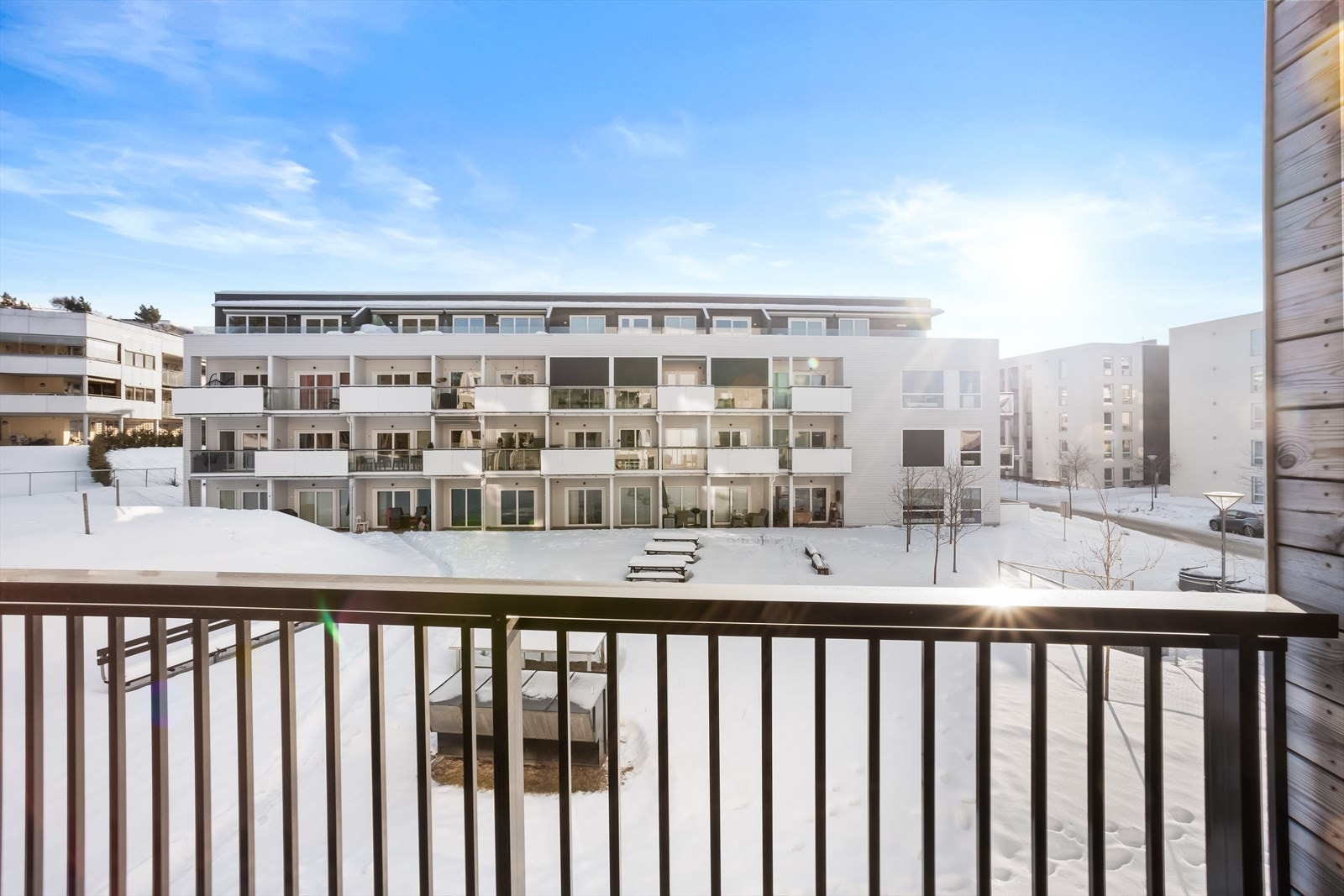 Balkongen har plass til en liten sittegruppe. Galleribilde