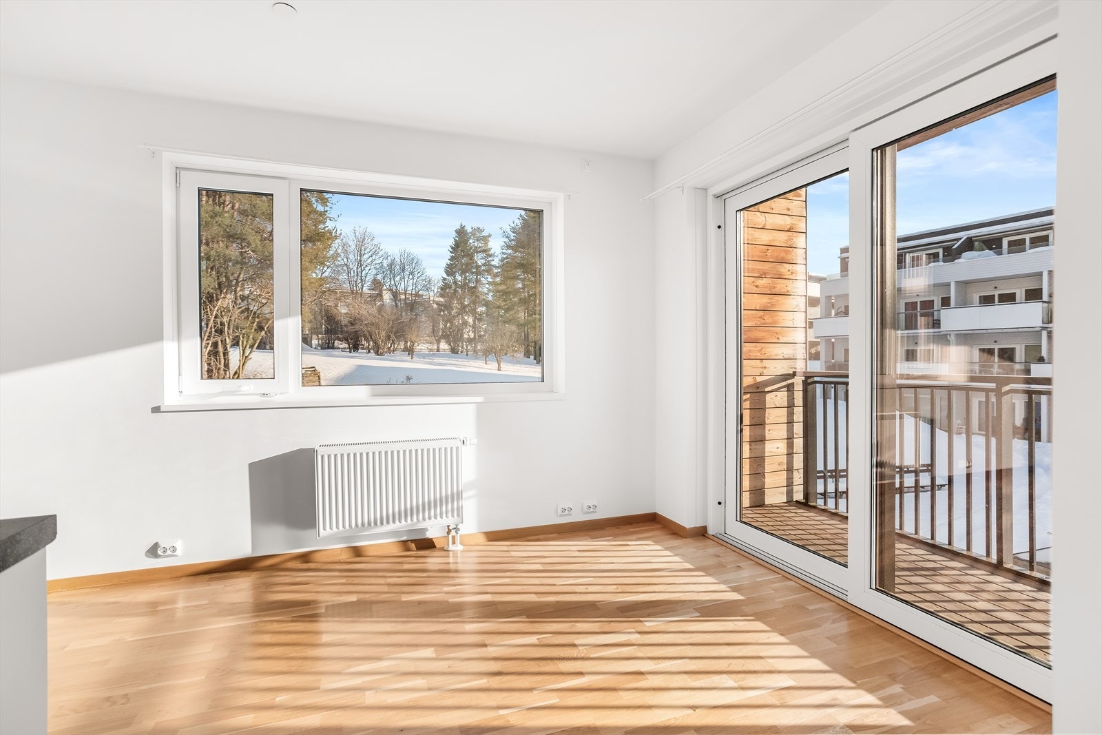 Stuedelen har plass til sittegruppe og gir utgang til balkongen. Galleribilde