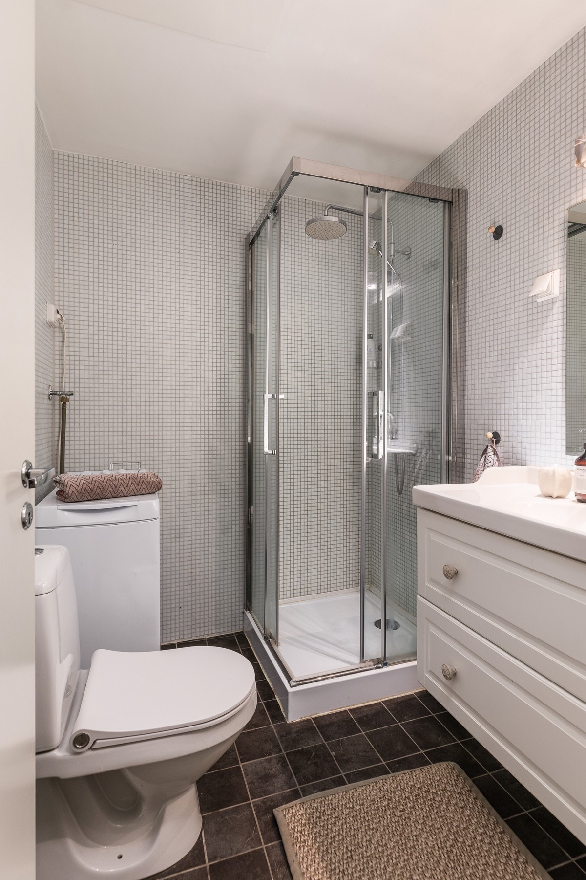 Funksjonell hybeldel som består av åpen kjøkken- og stueløsning og et baderom. Galleribilde