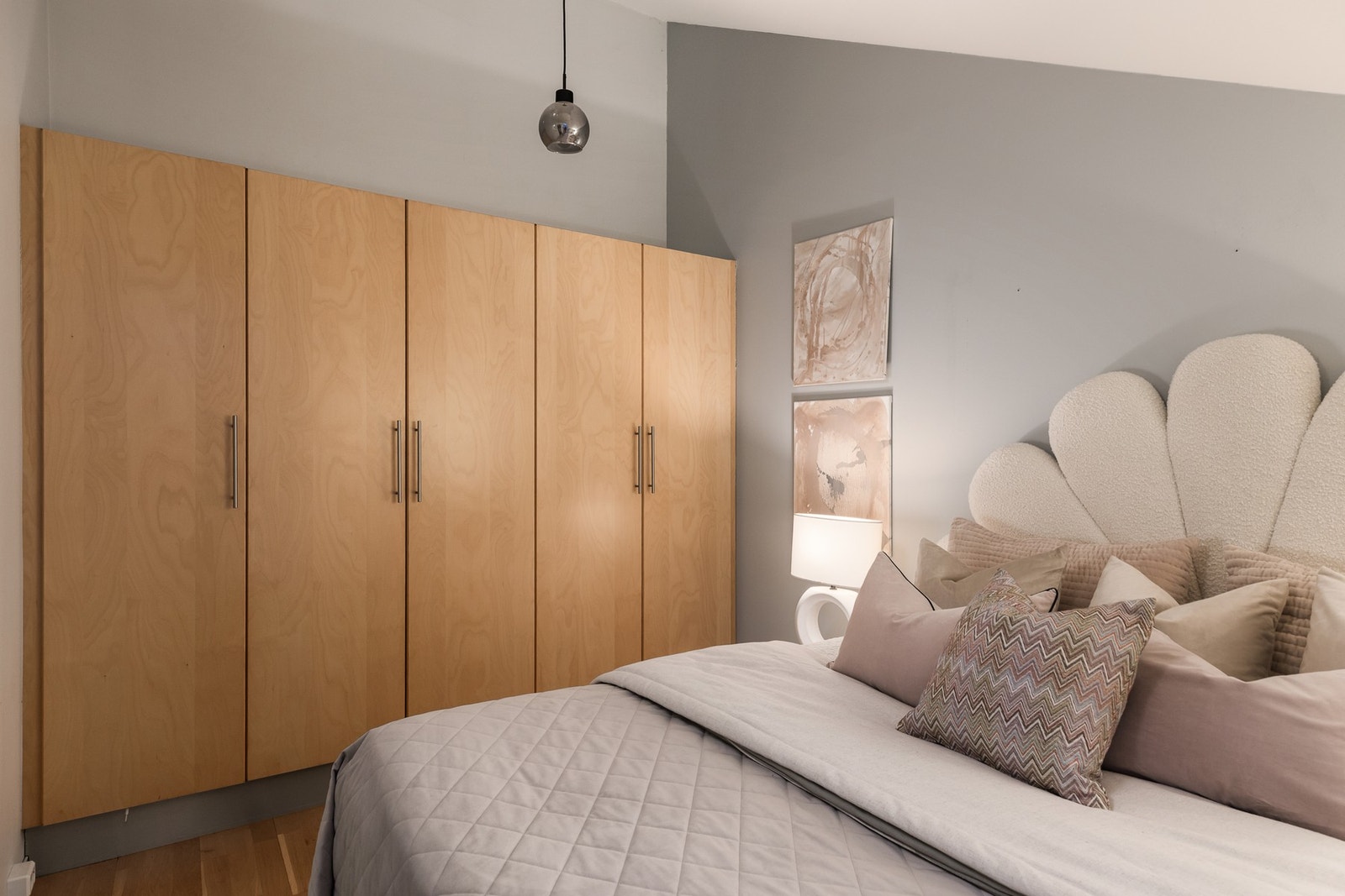 Leiligheten har et romslig soverom med svært gode oppbevaringsmuligheter. Ytterligere oppbevaring i boder i kjeller. Galleribilde