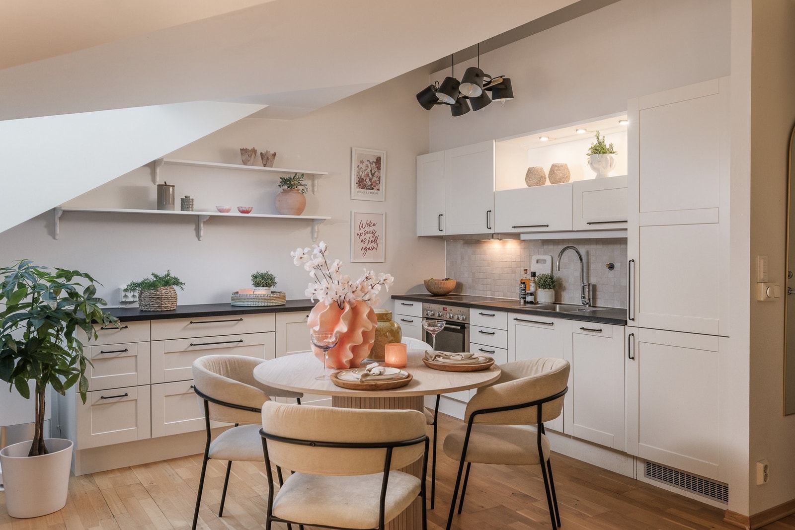 Leiligheten har et innbydende kjøkken utstyrt med integrerte hvitvevarer. Galleribilde