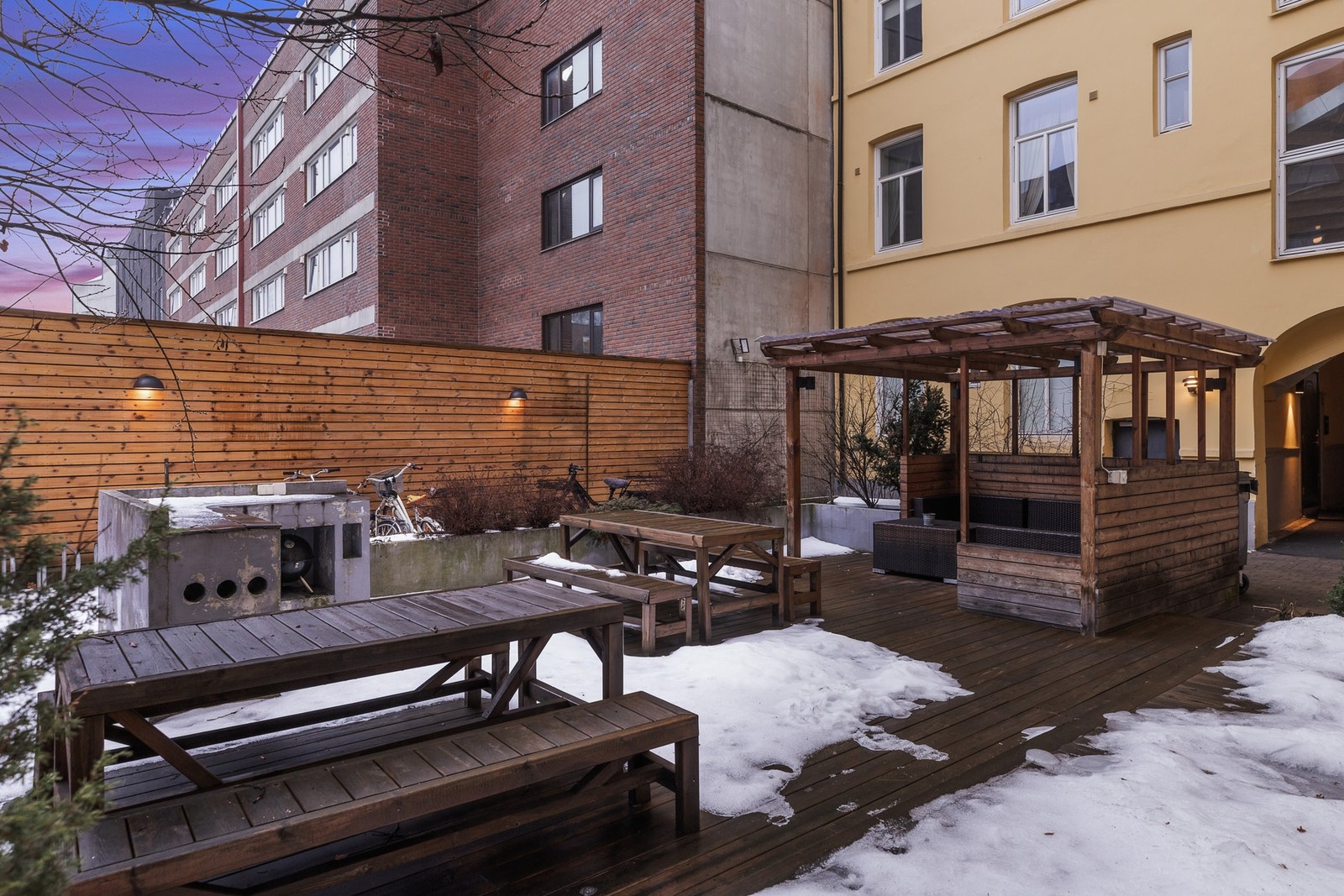 Her bor du i et veldrevet borettslag med en flott felles bakgård hvor kveldssolen kan nytes i hyggelige omgivelser. Galleribilde