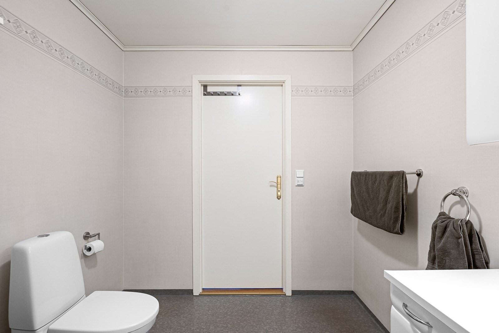 Belegg på gulv og våtromstapet på vegger. Galleribilde