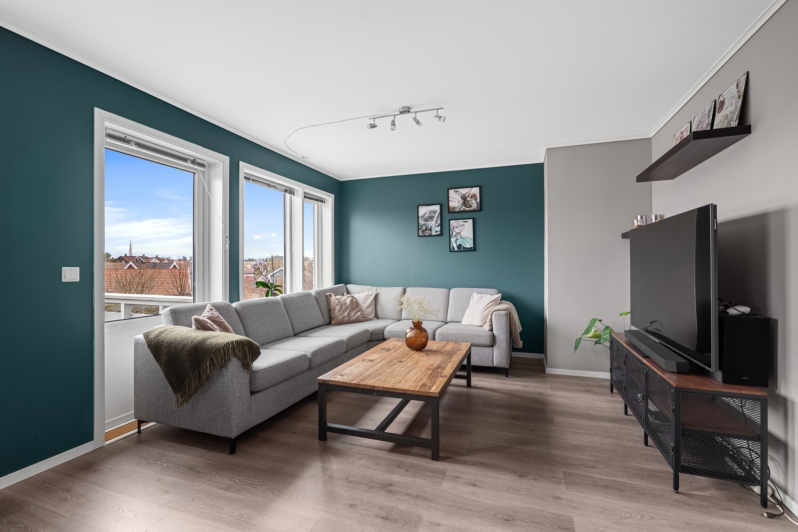 1 stavs laminat på gulv, vegger malt i modere og lune farger. Galleribilde