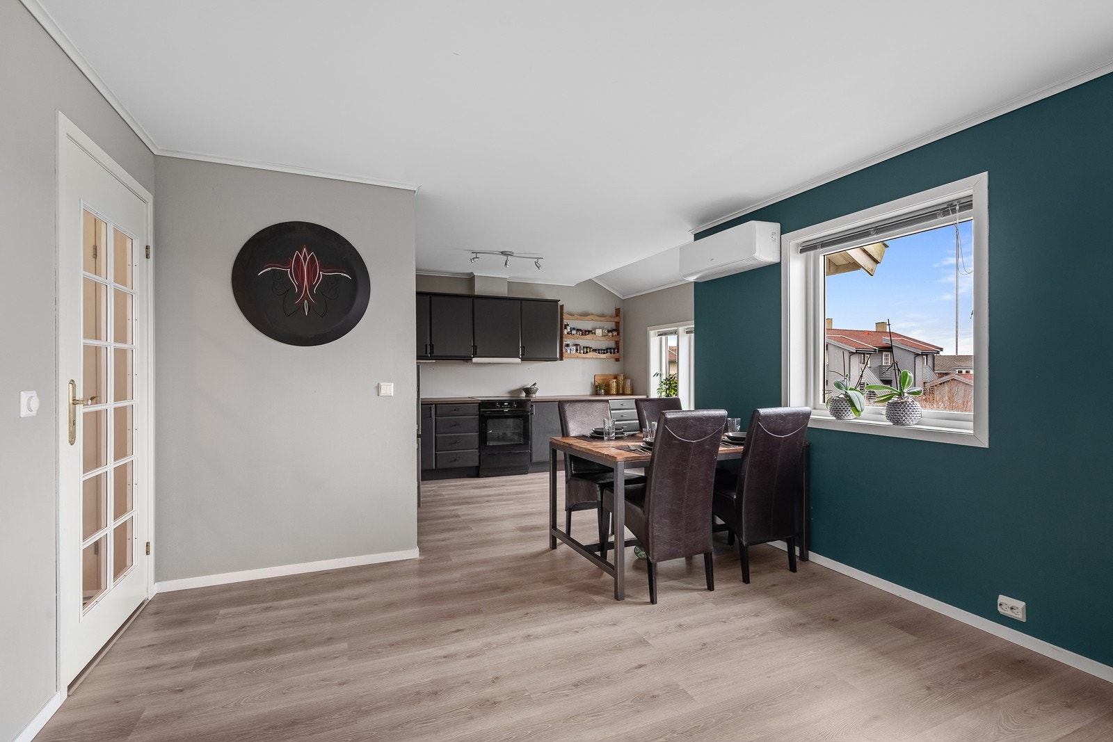 Lyst og luftig stue/kjøkkenrom. Galleribilde