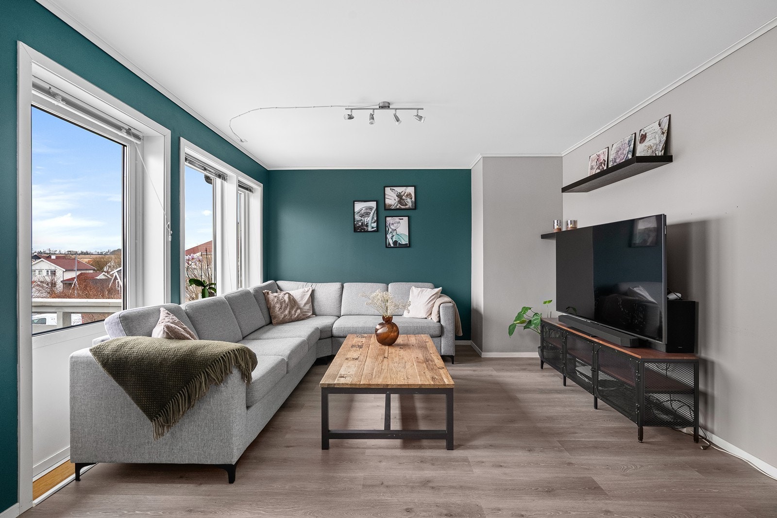 Store vindusflater slipper inn godt med dagslys noe som gjør rommet lyst og luftig. Galleribilde