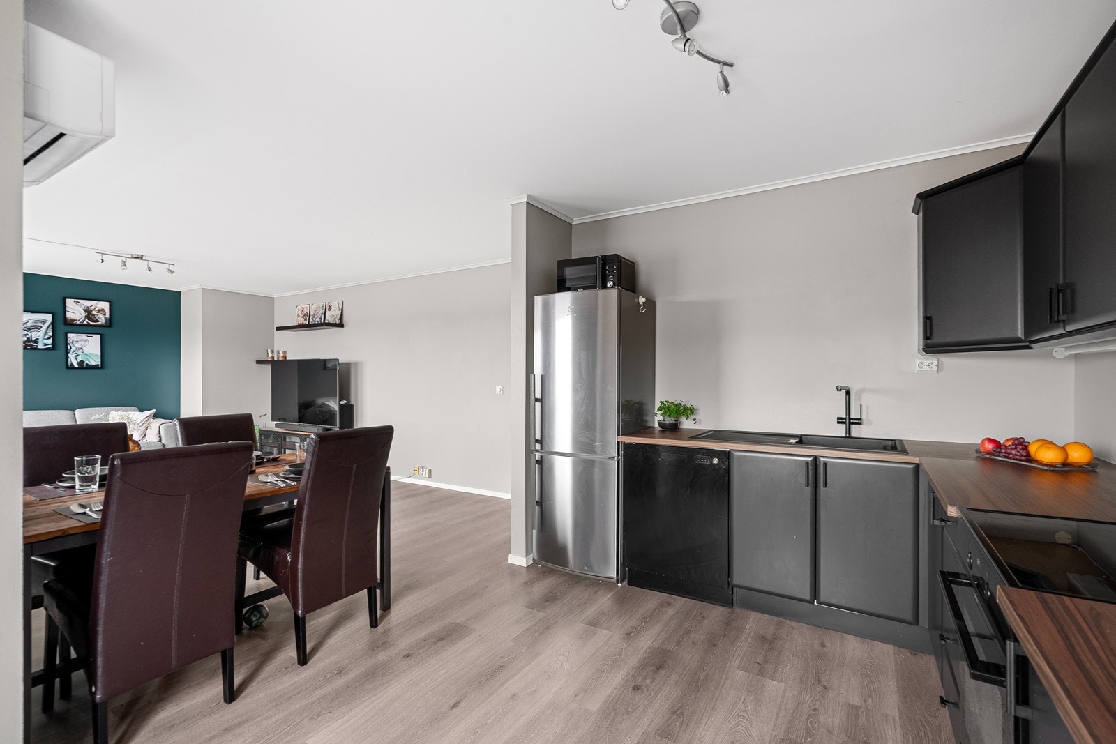 Romslig spiseplass i bakkant av kjøkken. Galleribilde