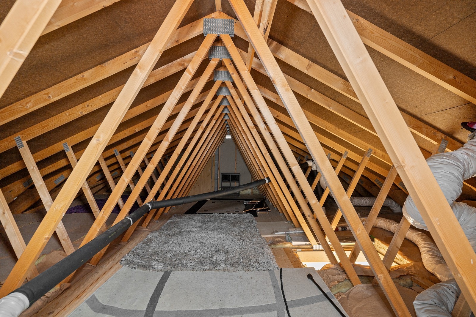 Leiligheten har eget loft med mulighet for oppbevaring. Galleribilde