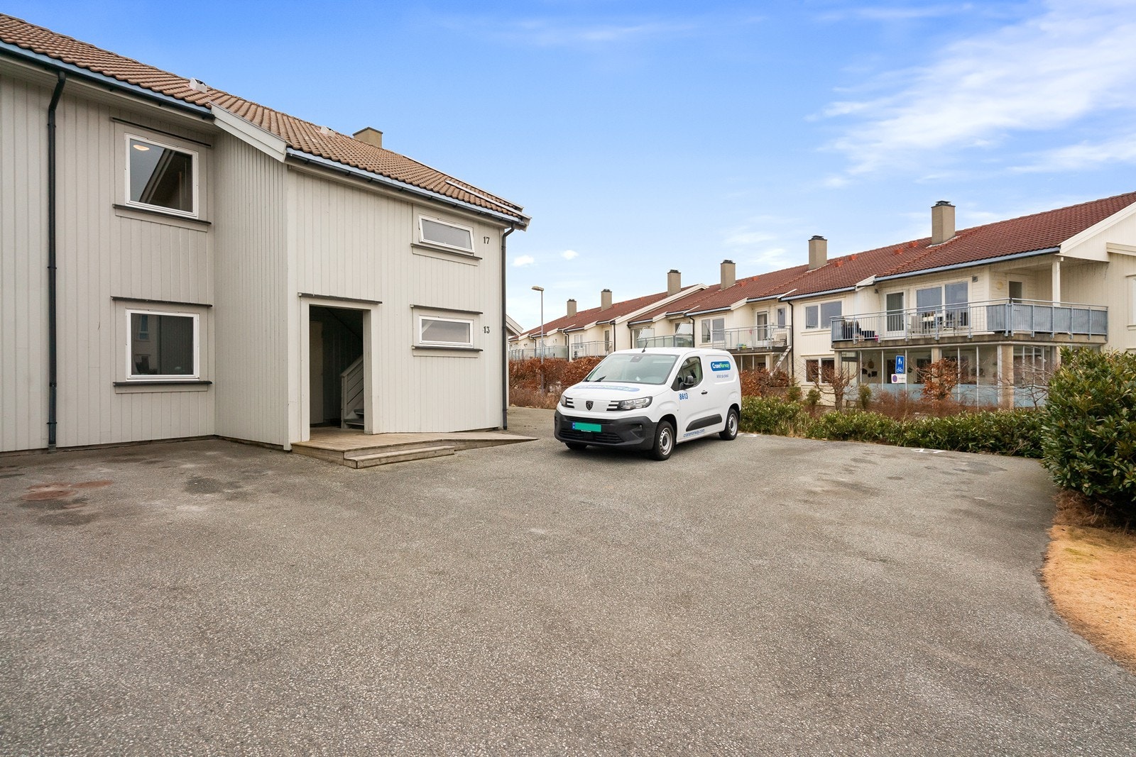 Utvendig parkering like ved inngangsparti. Galleribilde