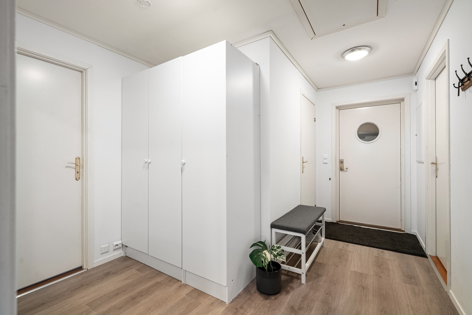 Velkommen inn.
Romslig entre med garderobeløsning for oppbevaring av klær og sko. Galleribilde
