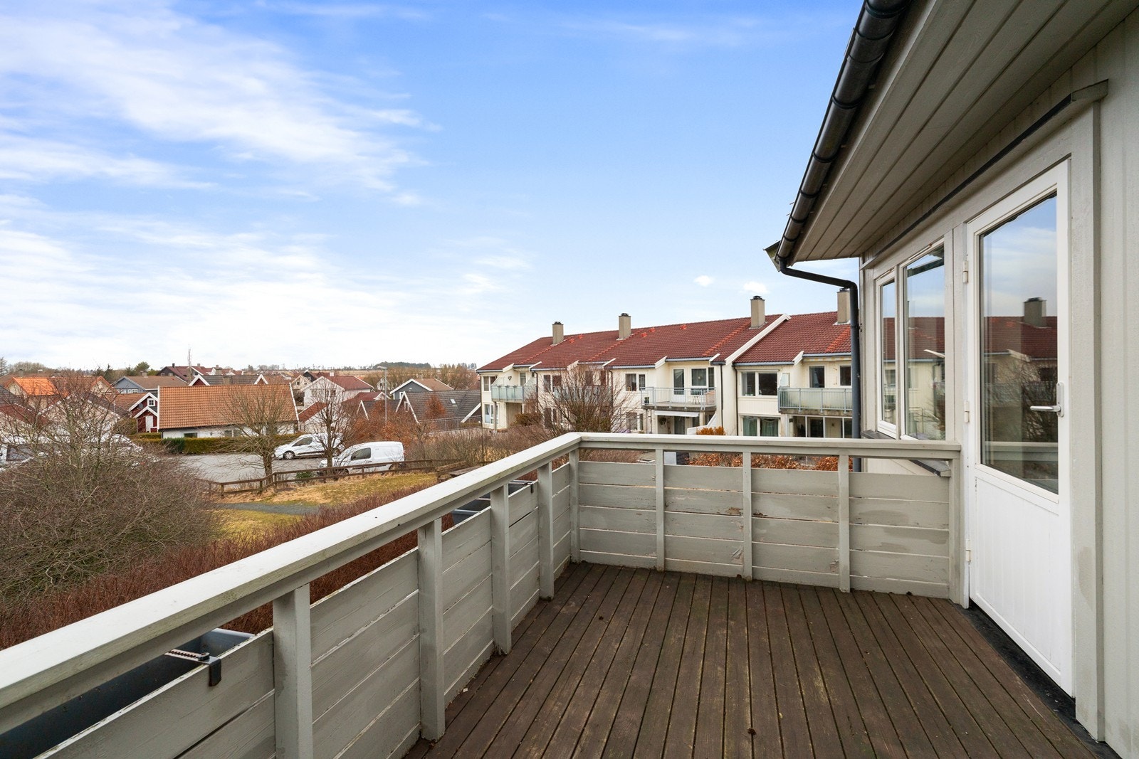 Romslig balkong med utsikt. Galleribilde