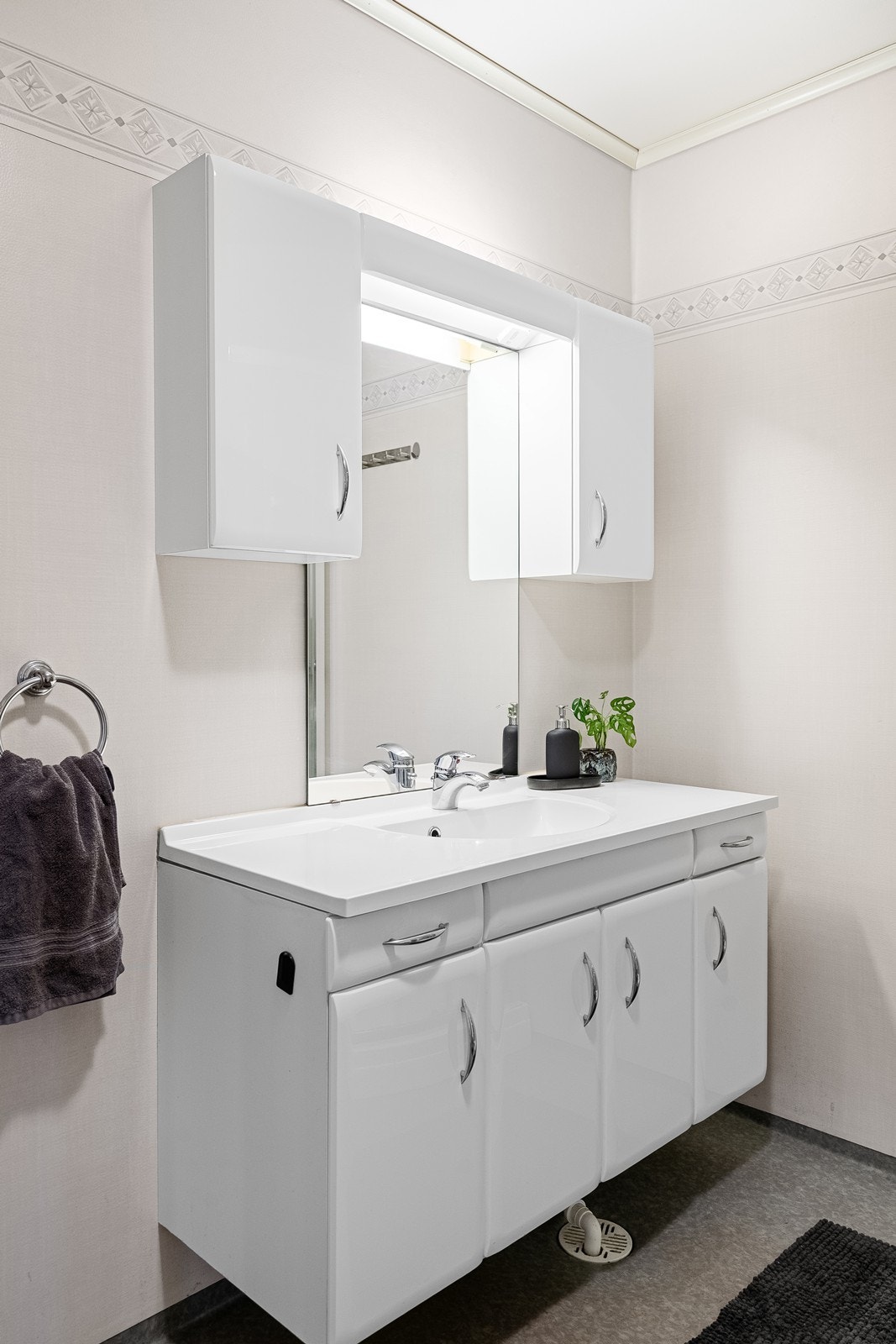 God oppbevaringsplass i skap under vask. Galleribilde