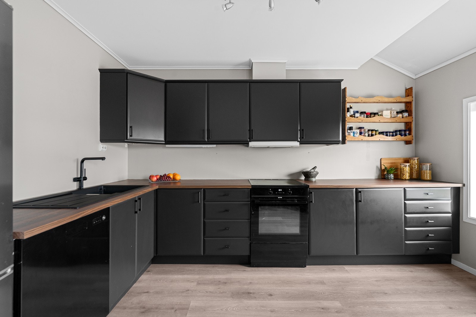 Innholdsrikt kjøkken har godt med skap og benkplass. Galleribilde