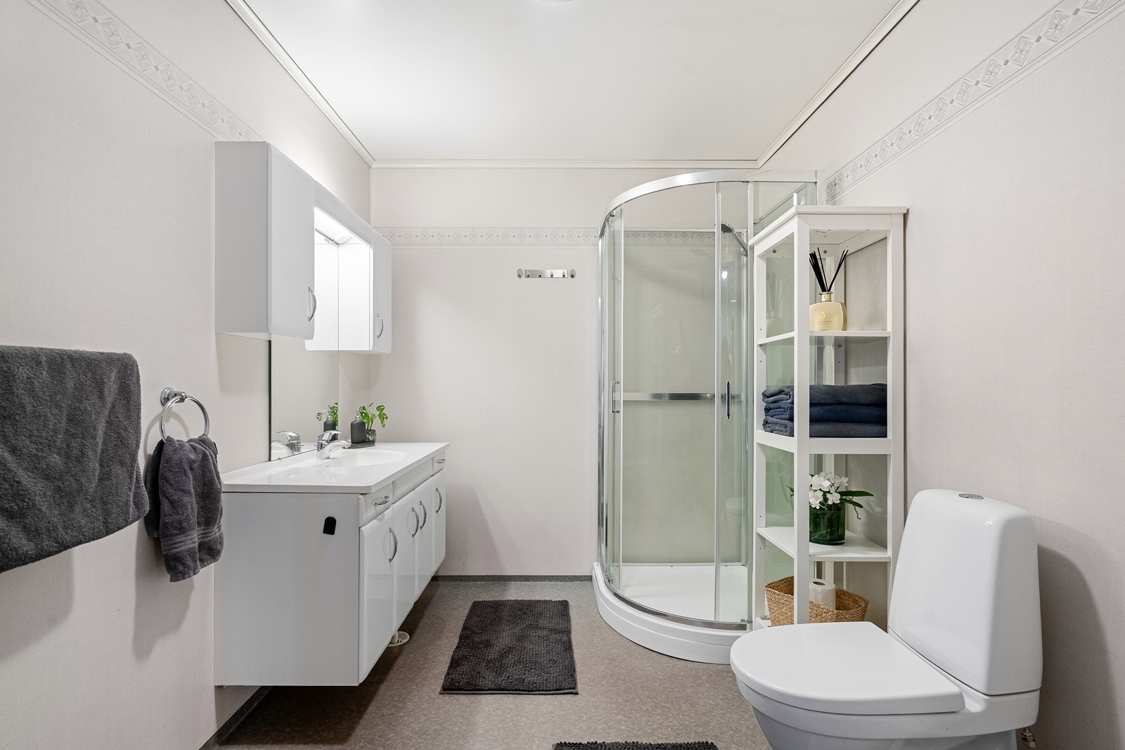 Bad er innredet med nytt dusjkabinett, vask i seksjon og toalett. Galleribilde