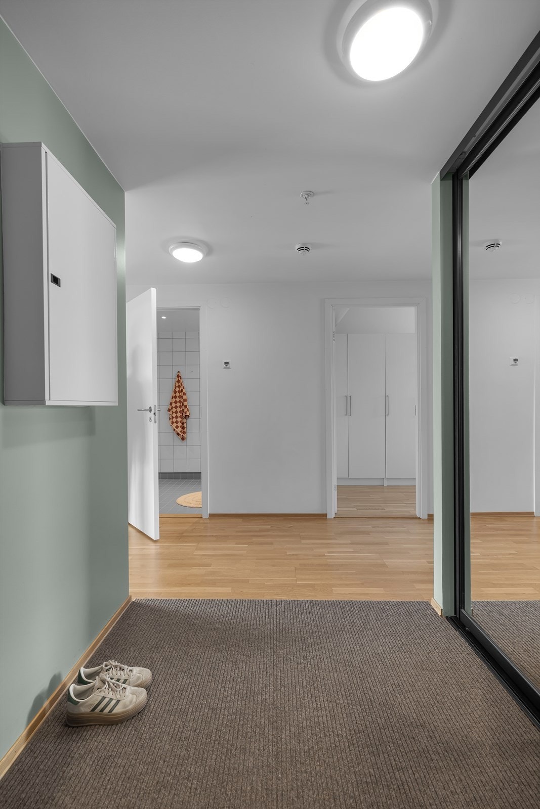 Praktisk skyvedørsgarderobe med speilfronter i gang Galleribilde