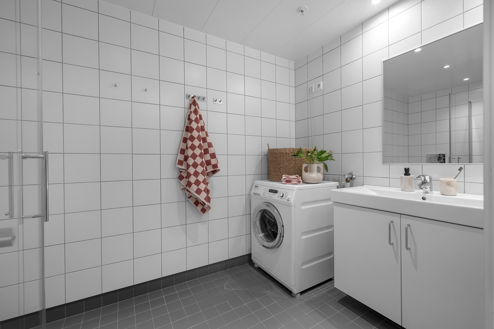 Pent flislagt bad med varme i gulv Galleribilde