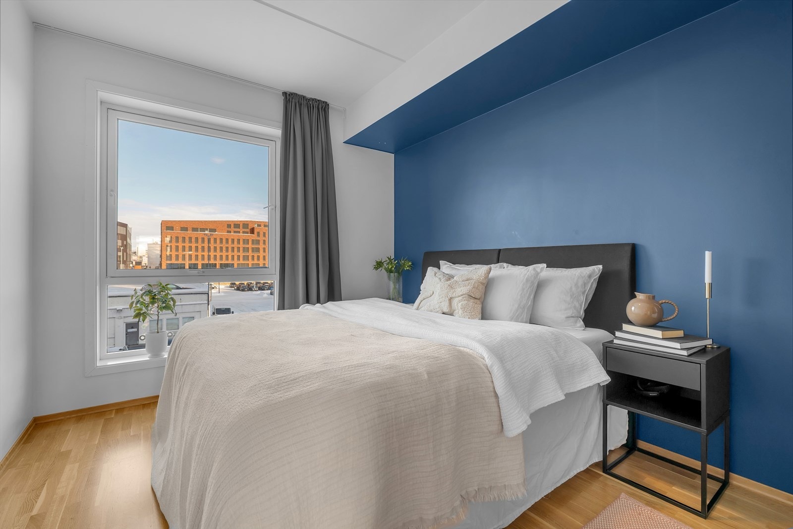 Hovedsoverom av god størrelse med plass til dobbeltseng og nattbord Galleribilde