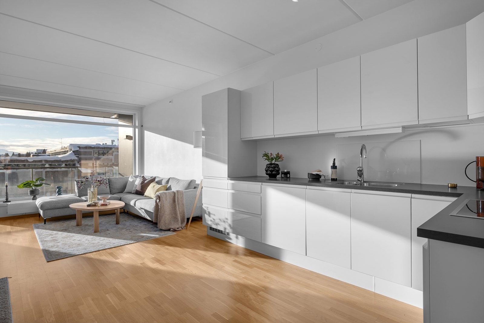 Åpen løsning mellom stue og kjøkken Galleribilde