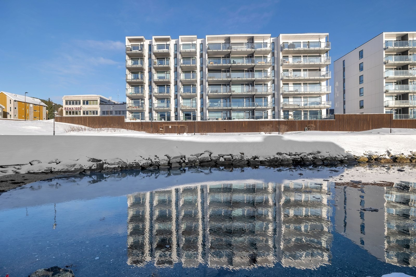 Sentral beliggenhet på Kræmer med dagligvare, busstopp, apotek og det meste man trenger i det daglige i umiddelbar nærhet Galleribilde