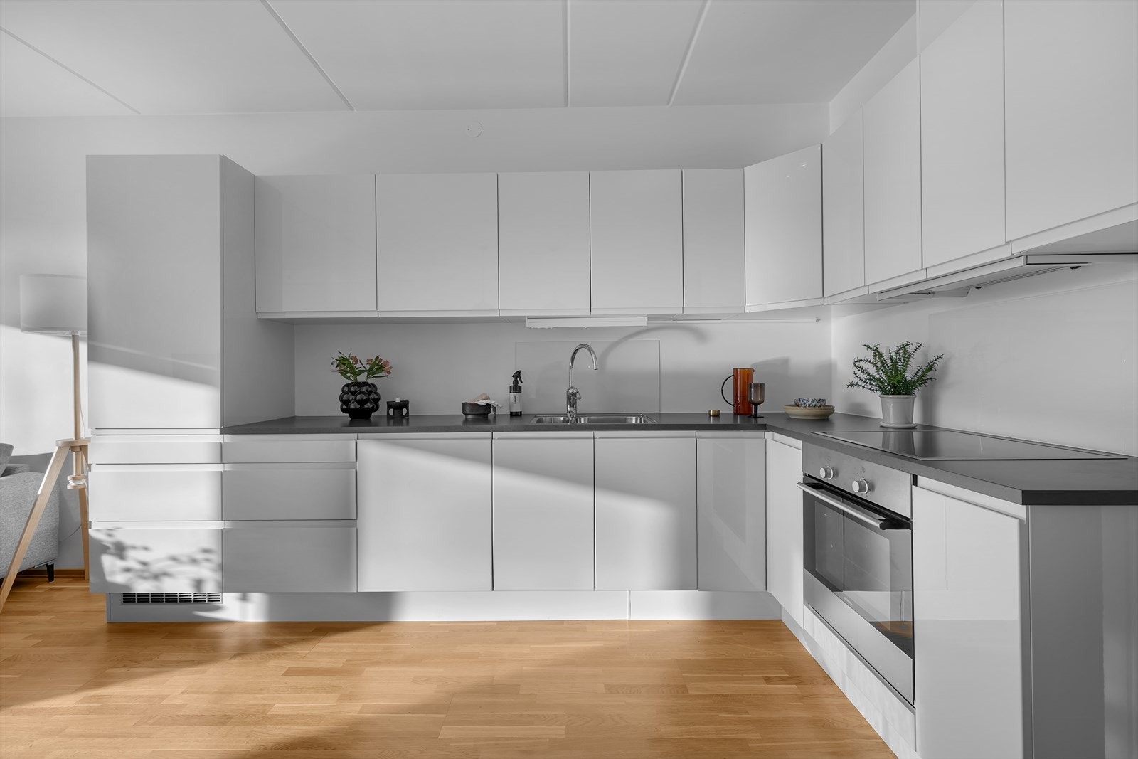 Moderne kjøkkeninnredning med hvite slette fronter Galleribilde